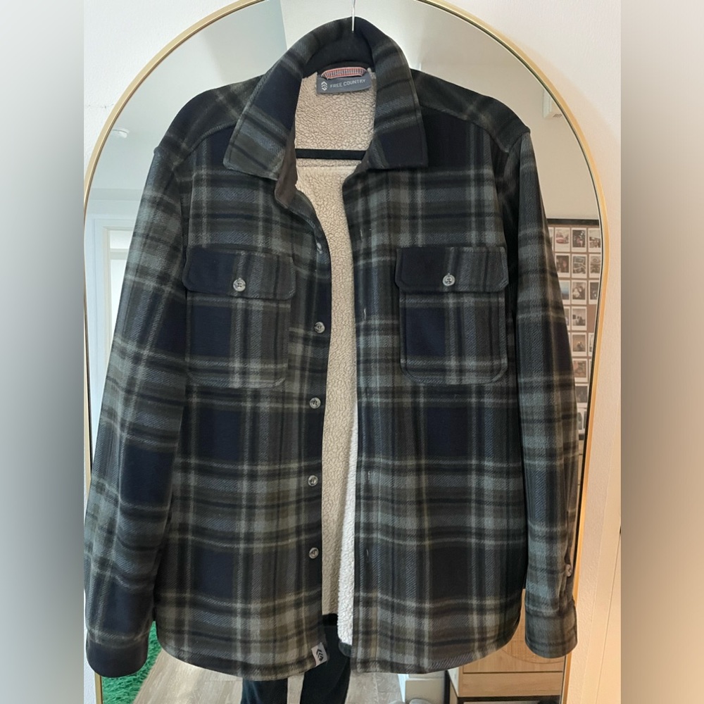 ❌ SOLD ❌ Free country shirt jacket in black and green plaid